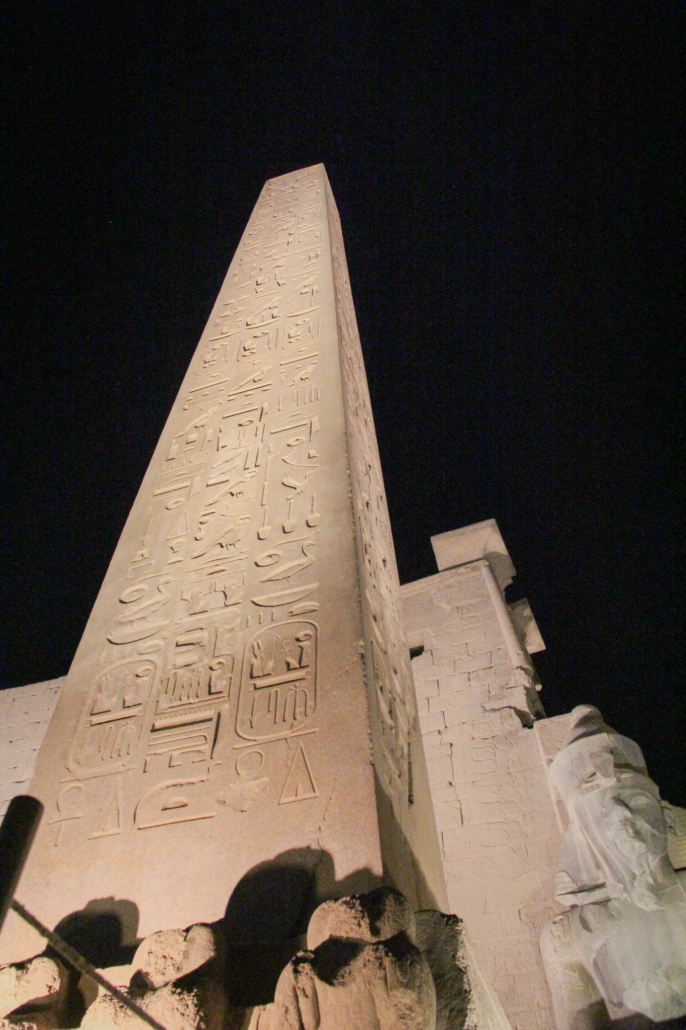 这张方尖碑尖被拍没了,但是它有尖,真的