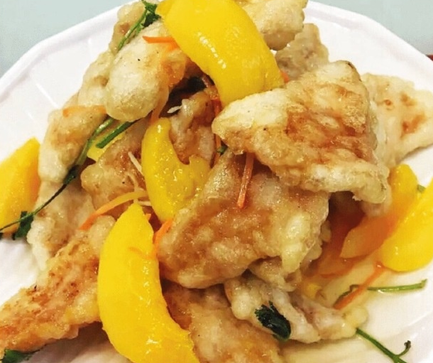 图片来自于网络 他家的锅包肉是改良版的,里面加入了黄桃,听说好多