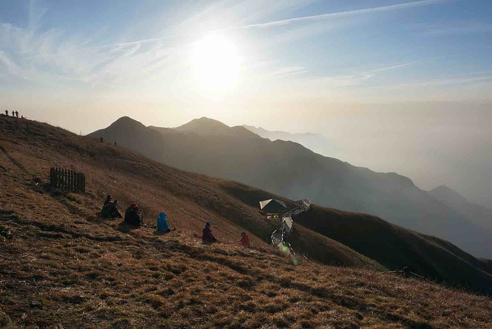 "...个小时，这一段风景非常好，非常独特的高山草甸，且四季不同景，春夏绿油油，秋季金灿灿，冬天白皑皑_下一站(中心商务区店)"的评论图片