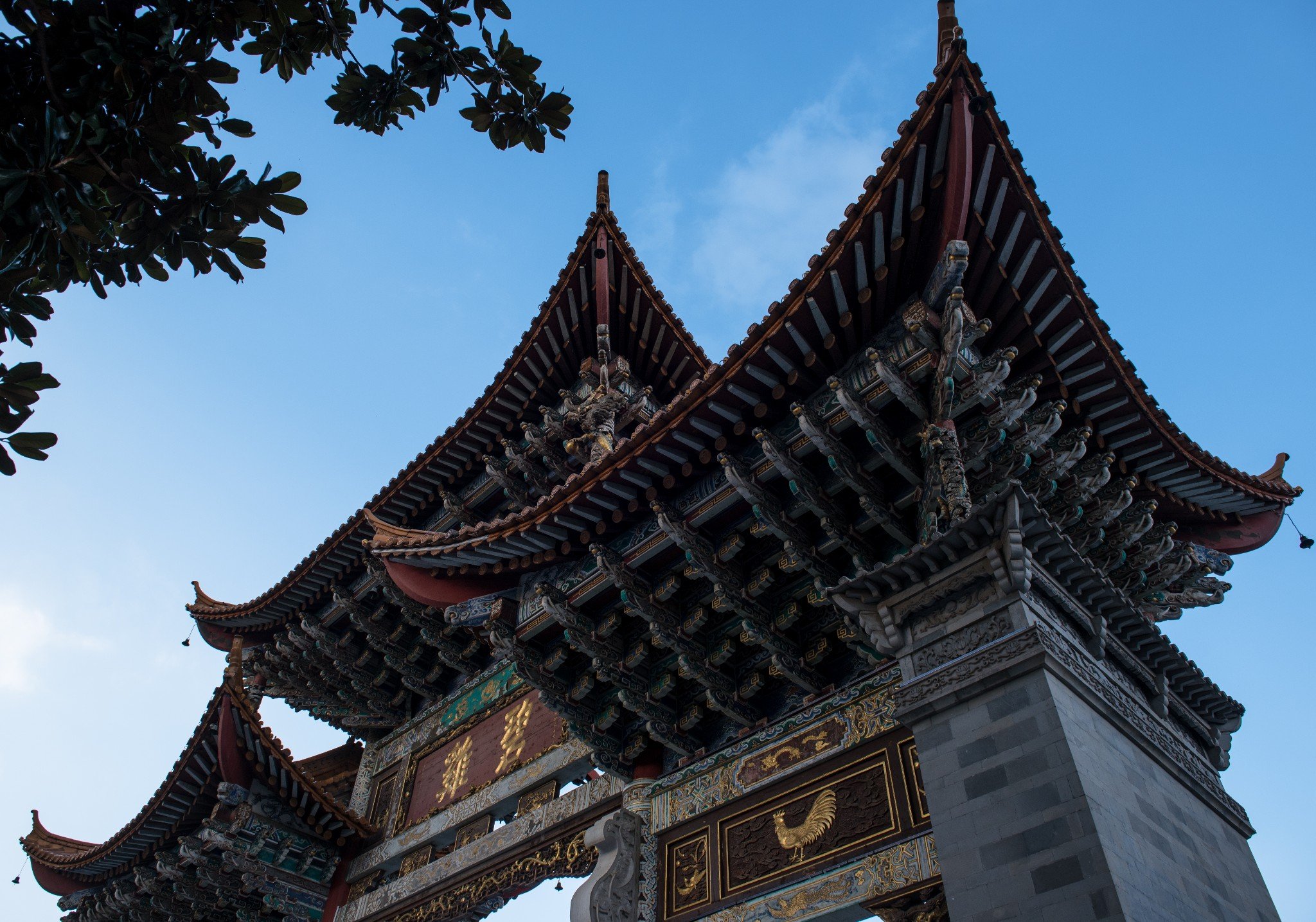 东坊临金马山而名为金马坊,西坊靠碧鸡山而名为碧鸡坊,是昆明的象征.