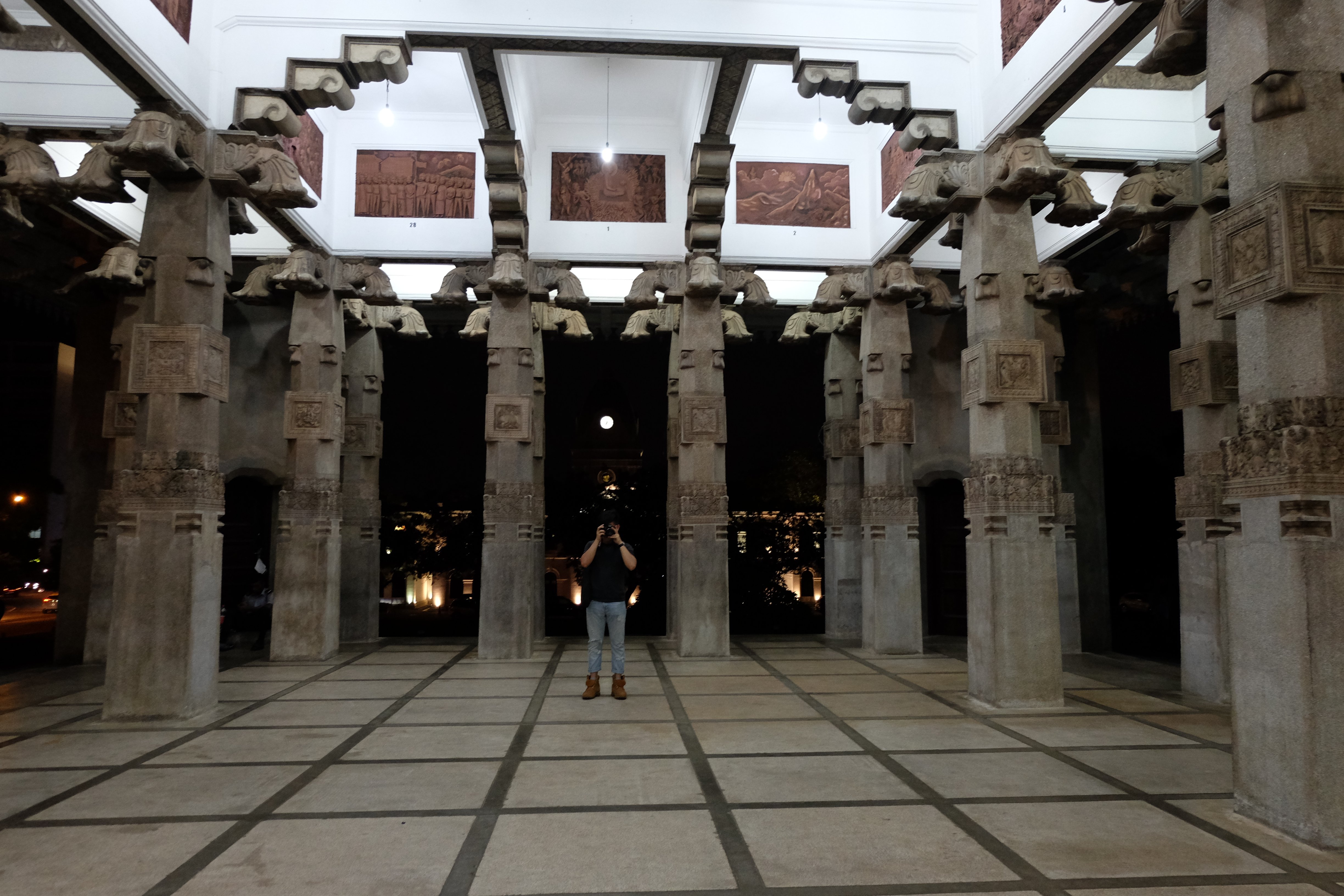 0个石雕狮子体现了康提文化的风格夜晚灯光映衬下普及历史的情景也是