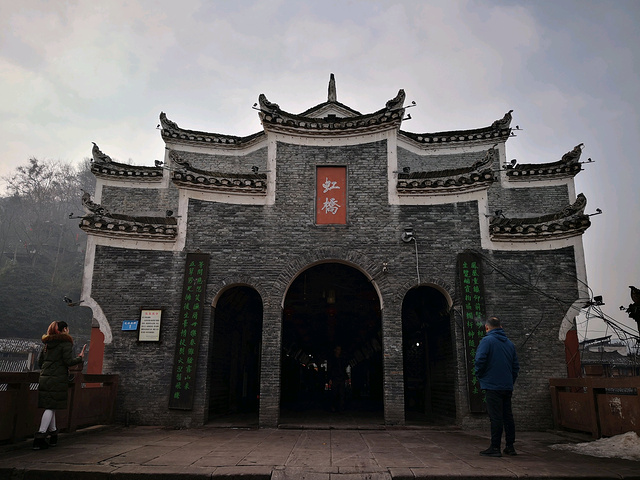 通过升恒门(东门)就到虹桥