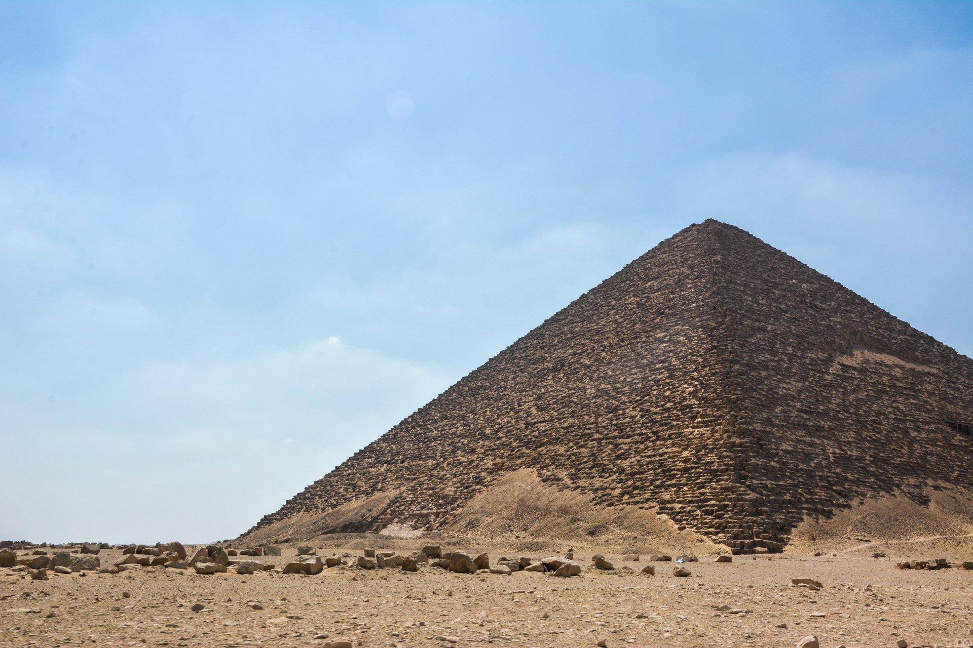 相比吉萨的三座金字塔,这里都可以用文人问津来形容了