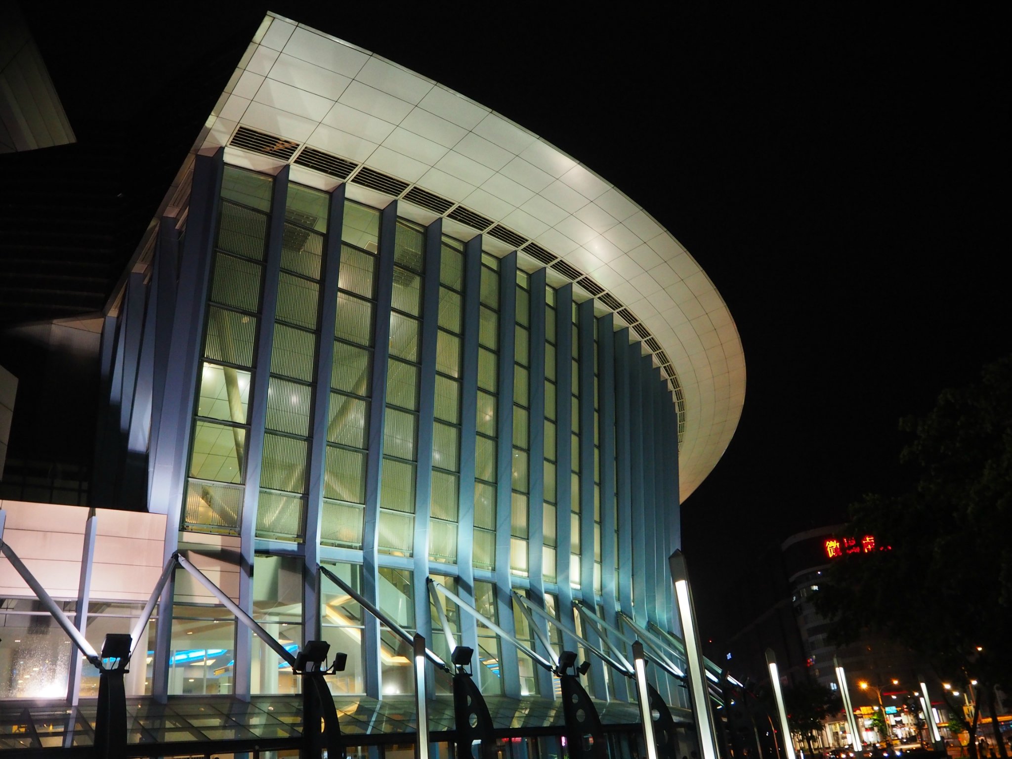 回到饭店一直等到雨停,出来到小巨蛋看了看,小巨蛋是台北最著名的体育