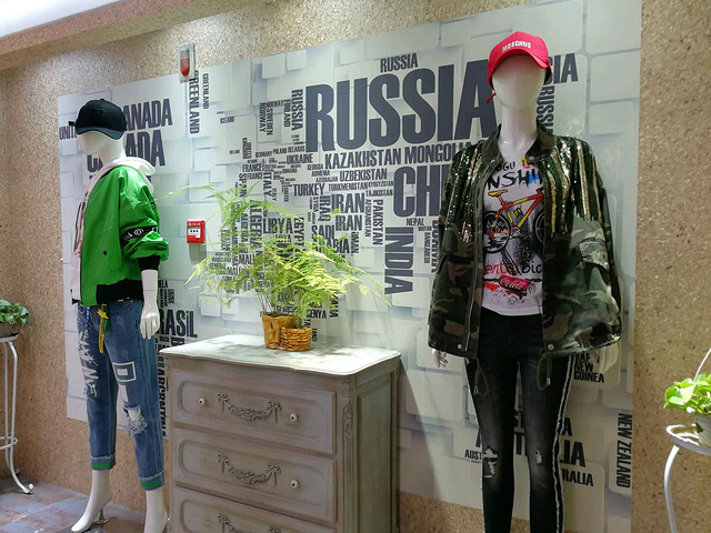 商场工作人员的服务态度还是不错,并不会因为