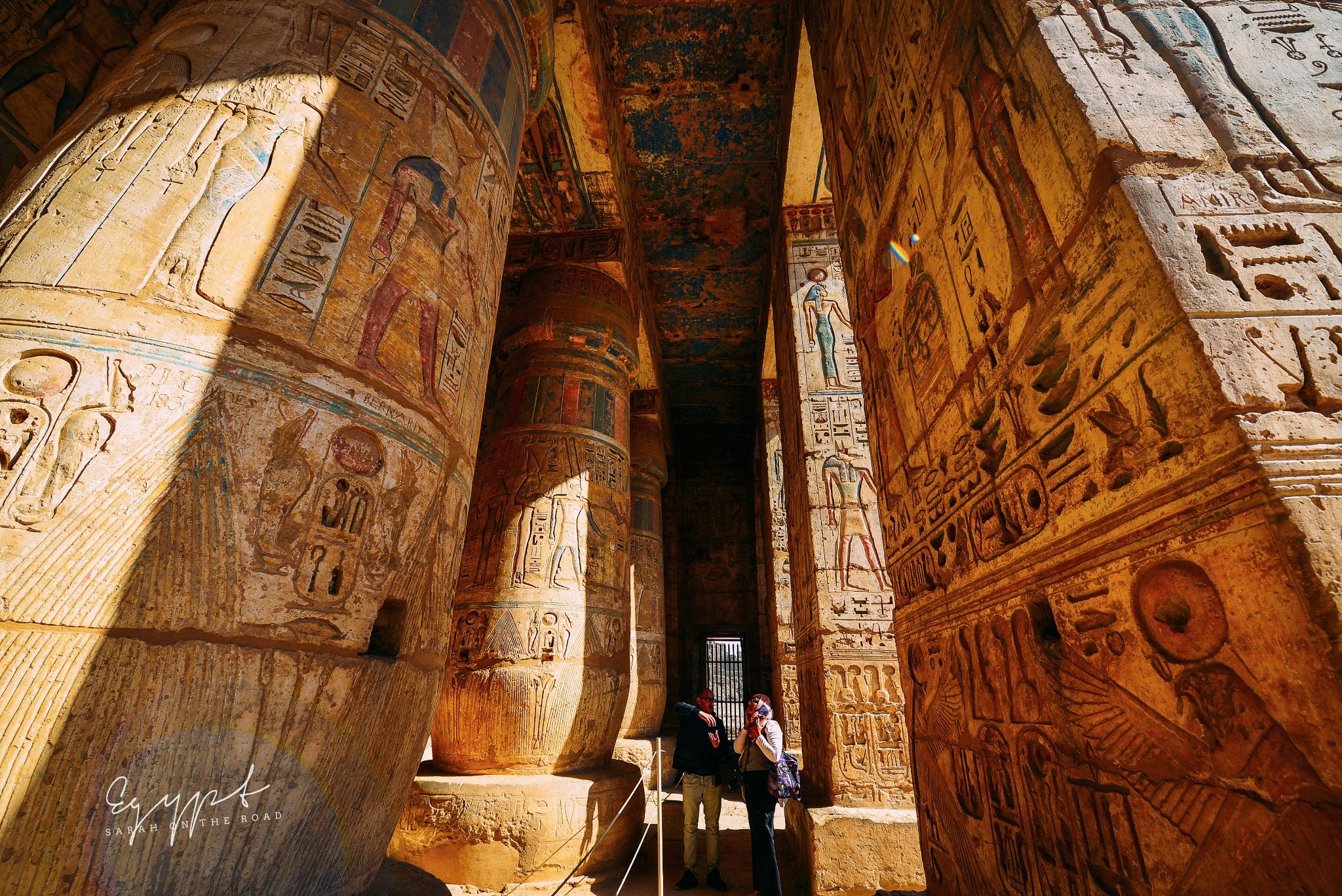 来到第二广场,这里神庙的顶部都没有被破坏,使得内部的壁画免受风吹雨