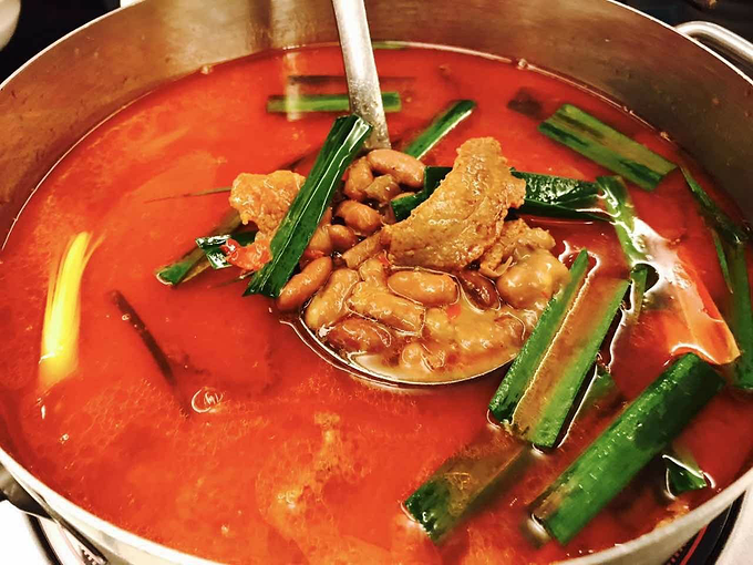 豆米火锅称得上是一种比较健康的火锅,以干四季豆米为原料制作的,到了