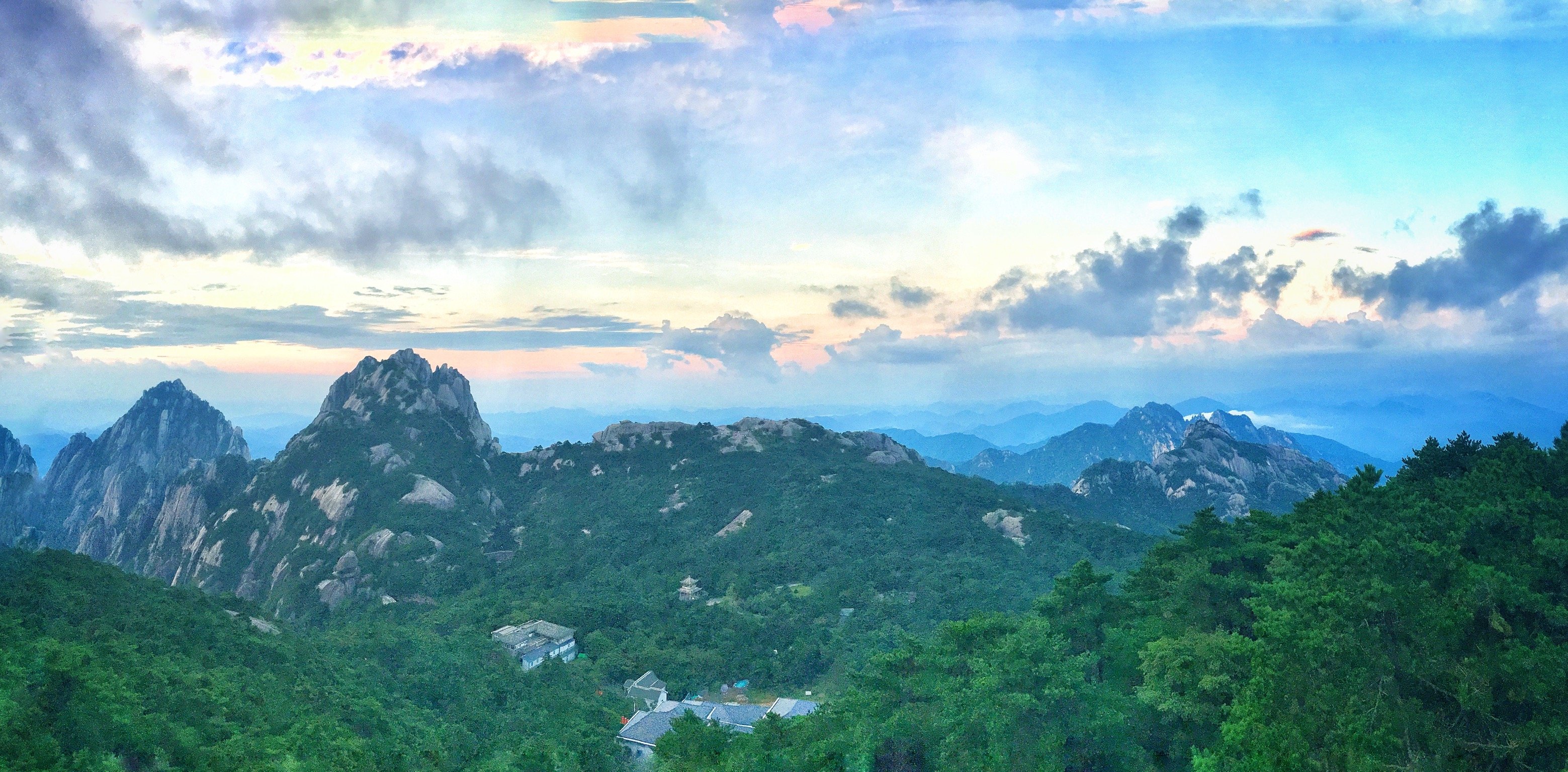 到达光明顶见到的景色是这样的似乎云太厚完全看不到日出转身遇到一个