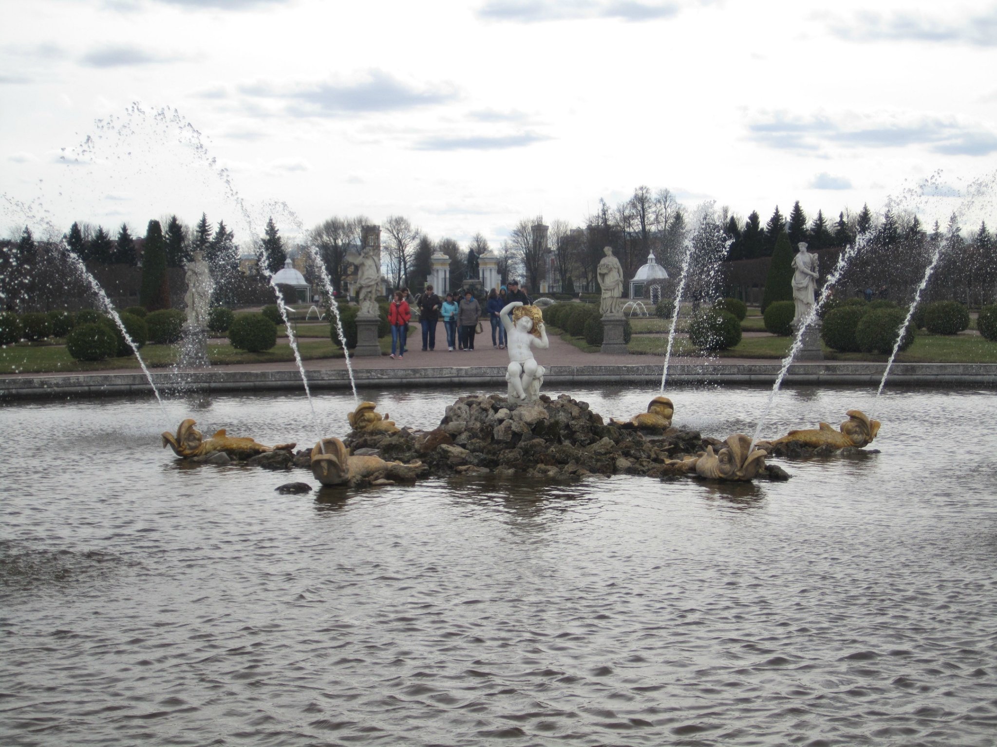 夏宫后花园内的美丽喷泉.很大的一个园林,据说是沙皇夏天步行的寝宫.