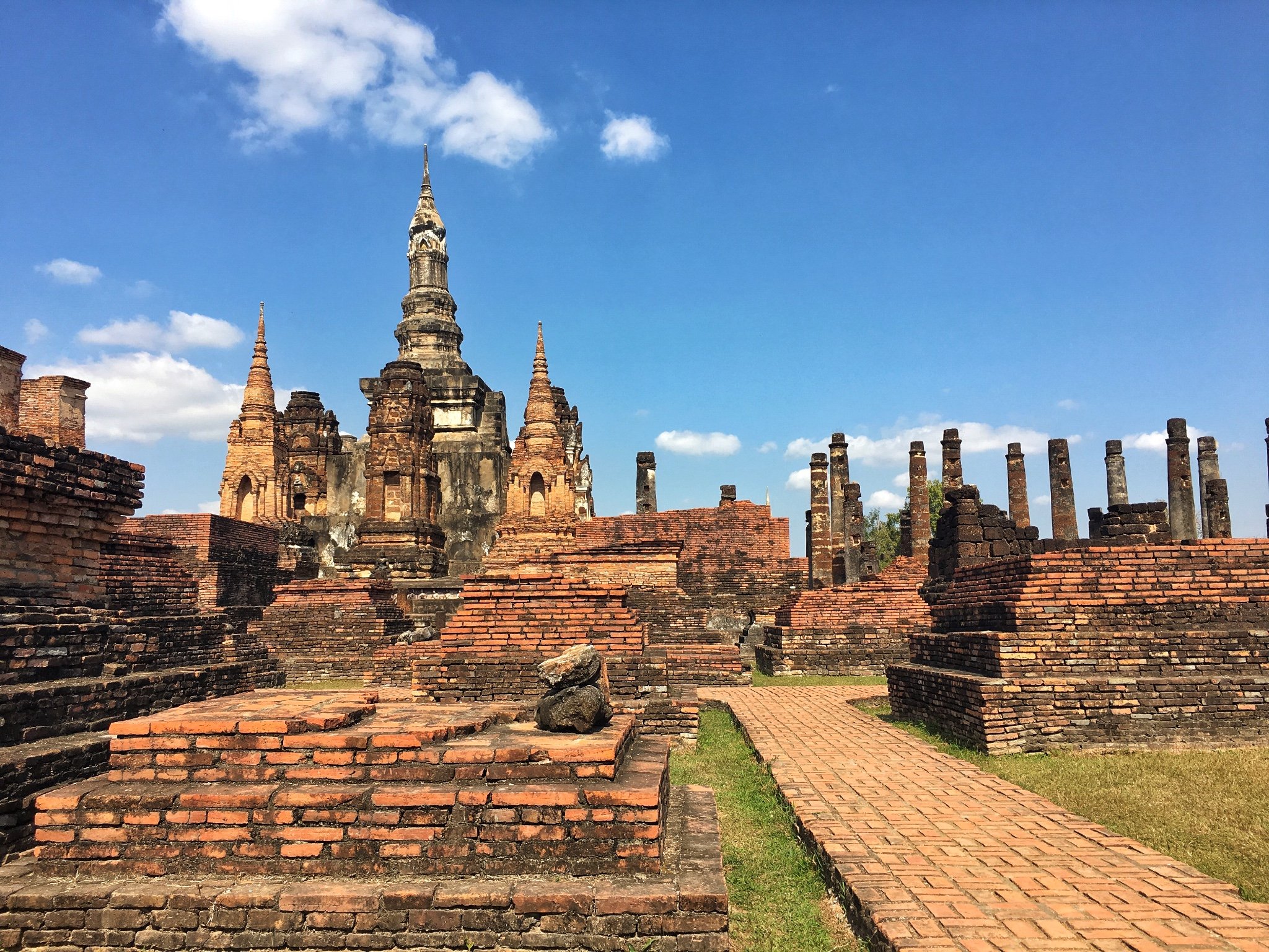 上午退房后按计划开车来到素可泰历史公园公园较大能开车还是方便许多