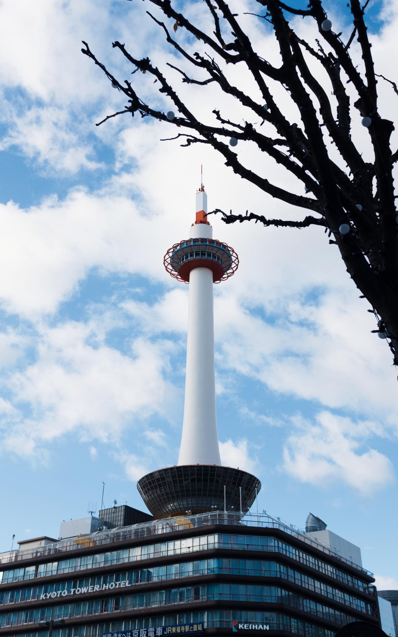 京都站的对面就是地标京都塔.这就是京都的魅力吧