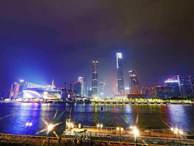 珠江夜游最好选择南海神号,是一艘仿古船,很有