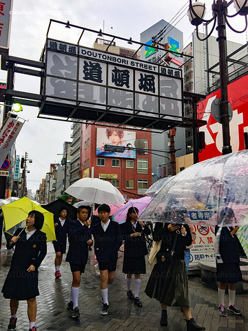 白天又去逛的时候遇到一群日本中学生,集体不知道来秋游还是干嘛,老师带着浩浩荡荡,东张西望