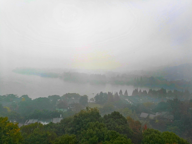 "西湖真的很大，许多景点虽然都在西湖畔，却相距甚远。比如雷峰塔和断桥就隔着一汪碧绿的湖水，两两相望_雷峰塔"的评论图片