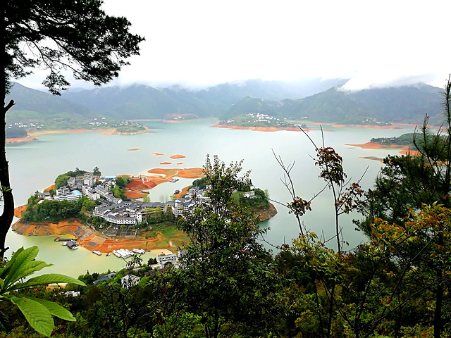 2024在2号和3号观景点之间是看雾满小东江的最好的地方。但是景色也是足够美了，个人特别喜欢这里的水的颜色_东江湖旅游区-评论-去哪儿攻略