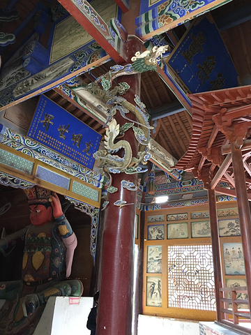 雷音寺位于敦煌市至鸣沙山月牙泉风景区公路的