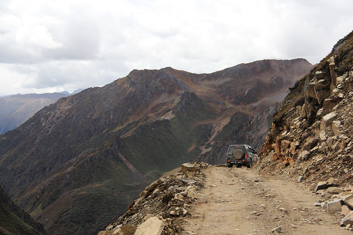 开得再慢也把人颠得七荤八素不过相较于惊悚的悬崖绝路穿行在绿野仙踪