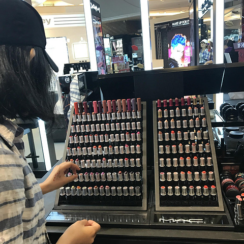 开始有点小雨了,但是里面的很多店铺已经在营业了,我们当时在看口红跑