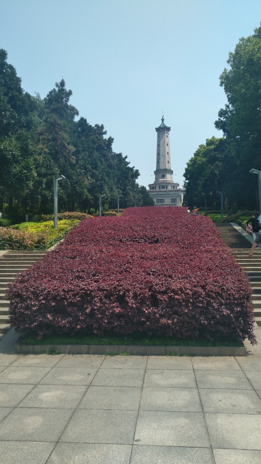 湖南烈士纪念塔烈士公园出入非常方便,西大门,西便门,北大门,东一门