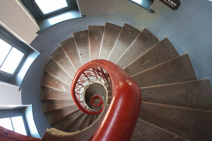 圆形塔内部的楼梯 挺美这个天井 大概是监狱放风的场所吧~~ 还有个不