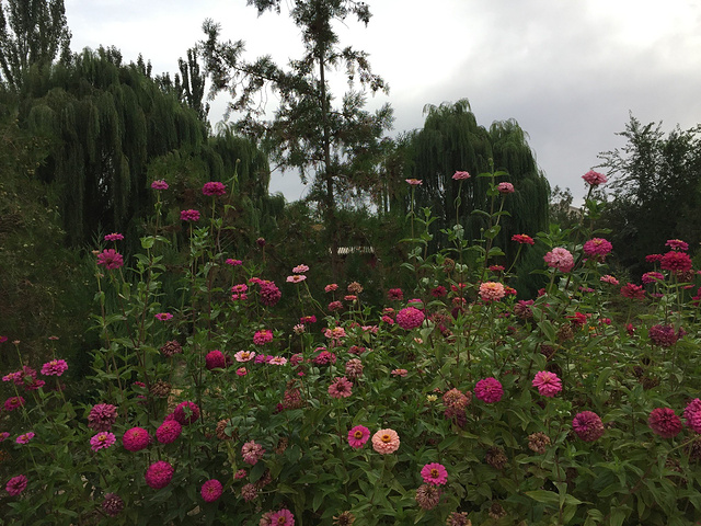 雷音寺位于敦煌市至鸣沙山月牙泉风景区公路的