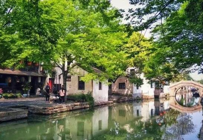 019尤其是运用油画和传统的中国水墨画技法创