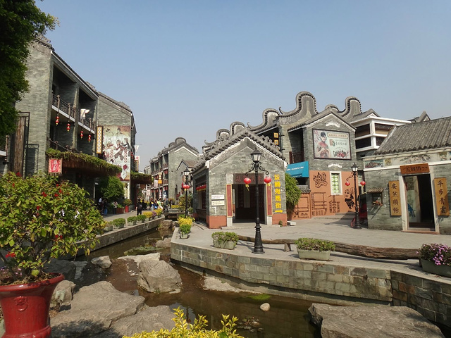 岭南印象园依托天然的地域优势和原练溪村深厚的岭南民风民俗文化建立