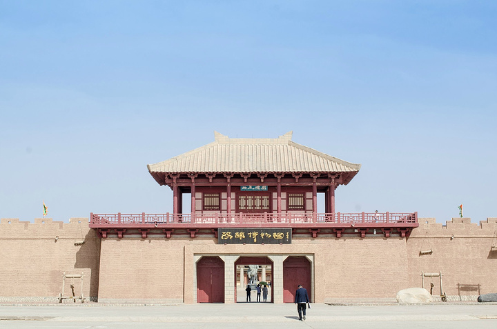 是一处以古阳关遗址为基础修建的景区,景区门票60元_阳关遗址"的