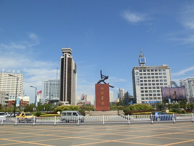 松江中路是吉林市沿江风景带免费参观桥下还有康熙皇帝1682年东巡吉林