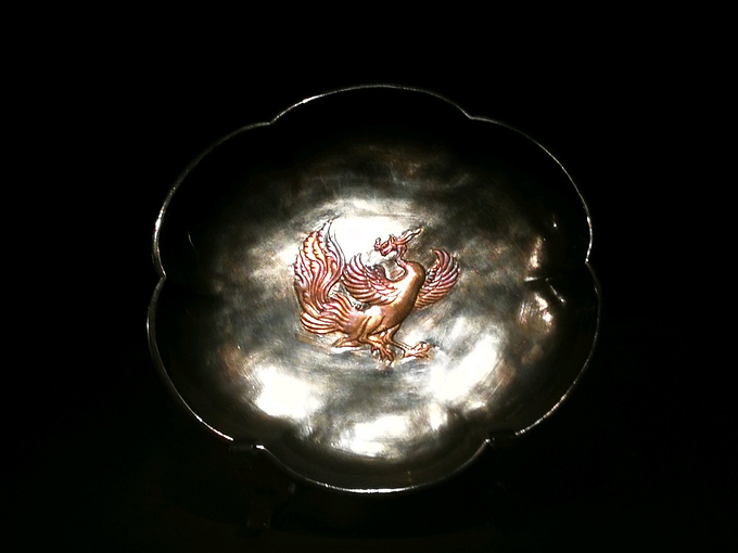 大唐遗宝:鎏金鸾鸟纹六曲银盘