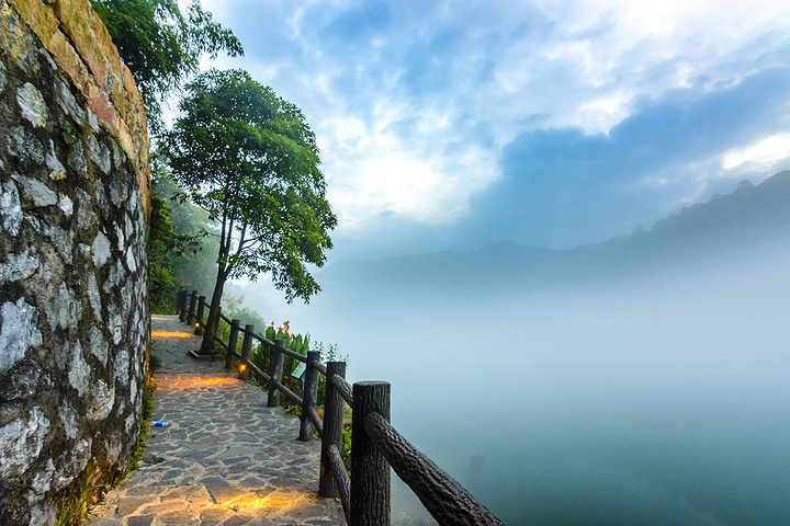 坐车去看人间仙境雾漫小东江,然后看猴古山瀑布,在看高深雄伟的东江湖