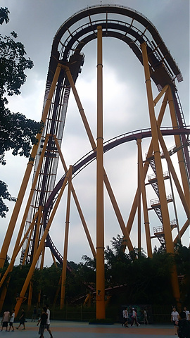 就是各种惊险,刺激,有趣的游乐项目,第一项就和女儿挑战了十环过山车