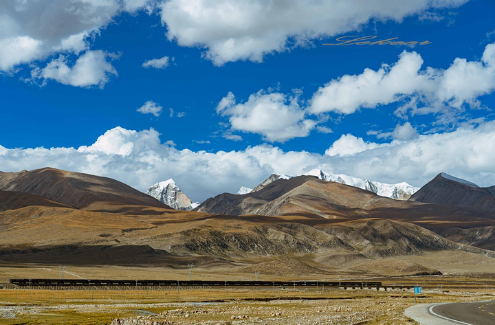 青藏铁路穿过村庄.青藏线109国道堆龙德庆—羊八井途中.