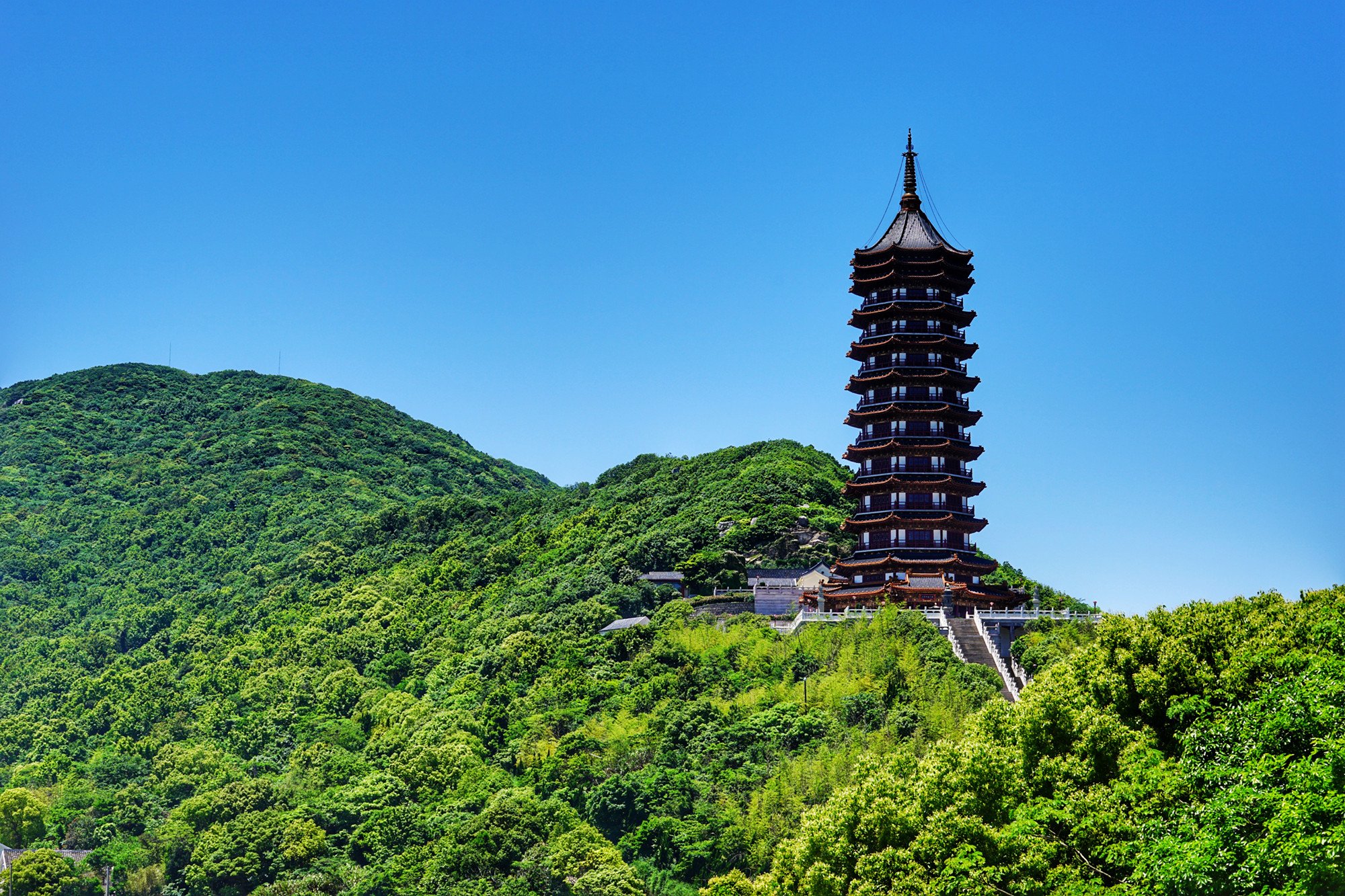 普门万佛宝塔是和宝陀讲寺一起建的,虽然不是古迹,但宝塔所在的平台是