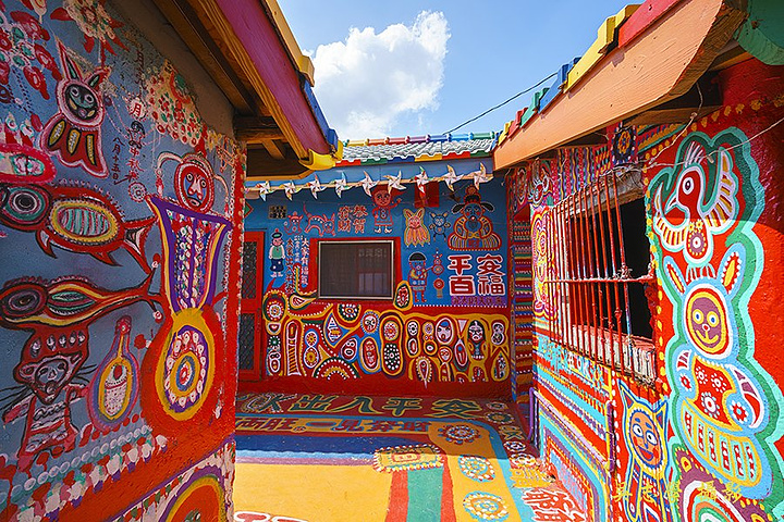 21彩虹眷村 爺爺天馬行空的繪畫 有動物 有名人 有卡通人物 歷史人物 表情都相當傳神 彩虹眷村 评论 去哪儿攻略