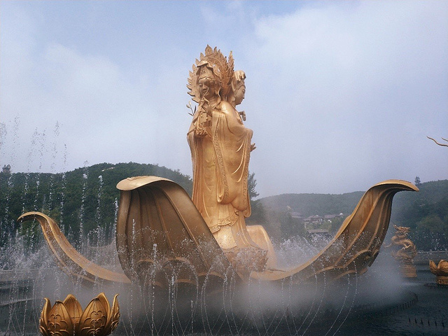 三面圣水观音音乐喷泉广场