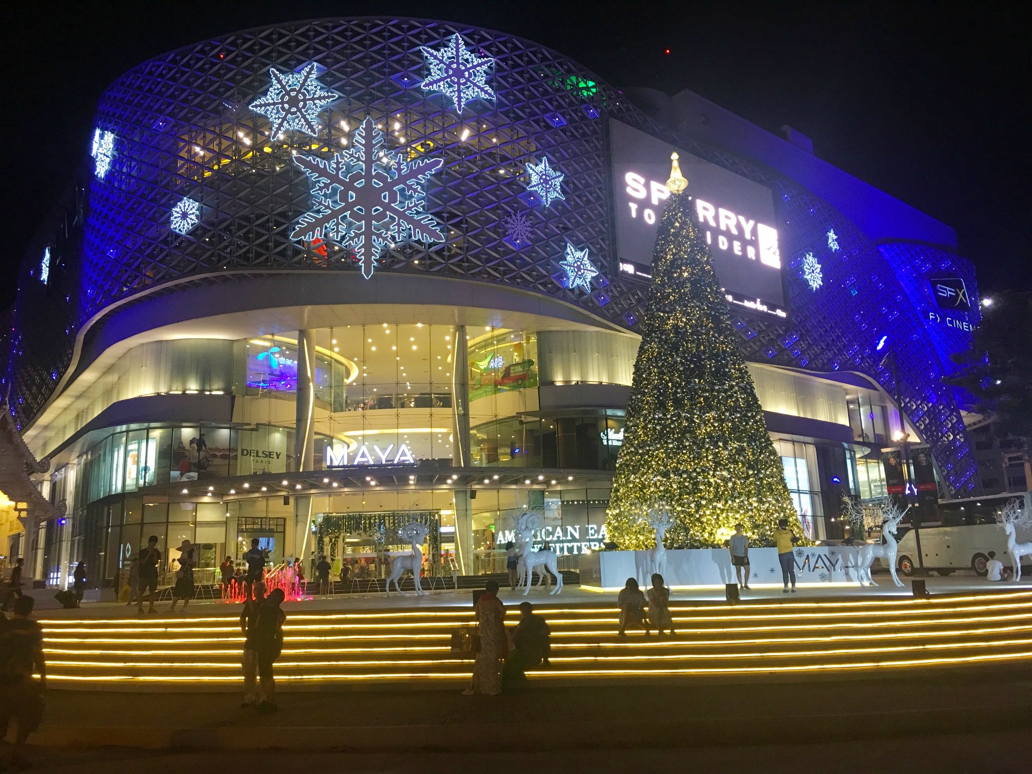 打卡拍照;上次到的时候是圣诞前夕,商场外很漂亮的圣诞树和小鹿布置