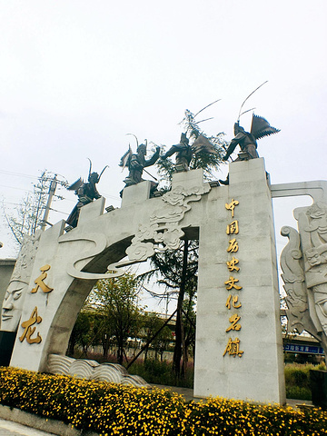 今天不是节假日,也过了暑假,街上游人很少。但