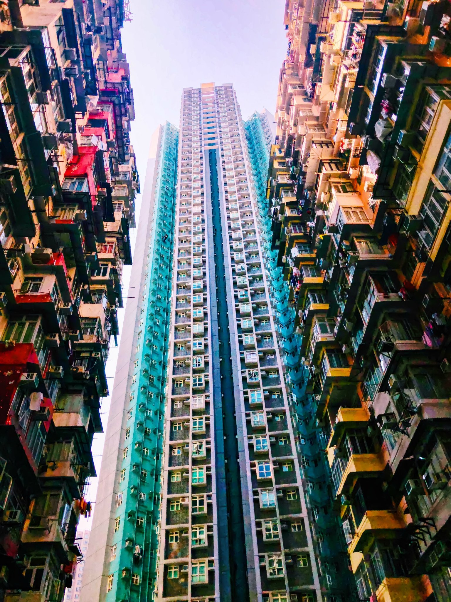 走进天井的第一感受就是会有一种压迫感,拔地而起的三面居民楼围绕着