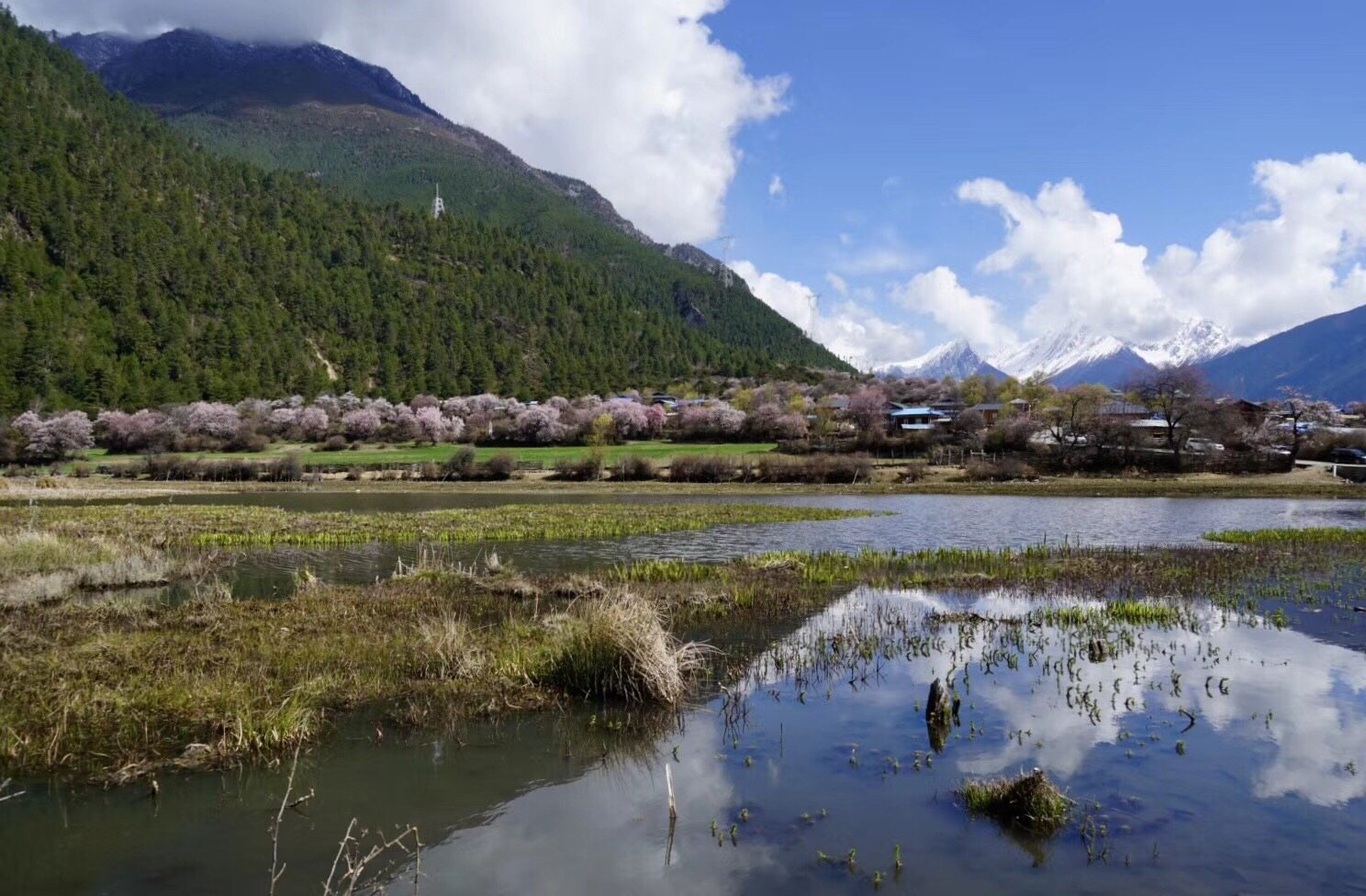 嘎朗王宫遗址在波密县城西南距县城15公里左右她依山而建伴着嘎朗湖