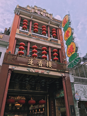 楼里几乎都是大圆桌,商家为了提高座位利用率让陌生人拼桌.