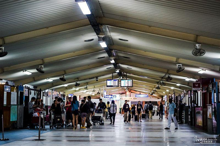 2017马尔代夫的机场也很小,落地以后步行出场