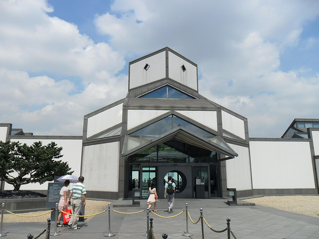 进入馆内就能狠狠得感觉到传统的建筑元素怎么很美得融合在现代的建筑