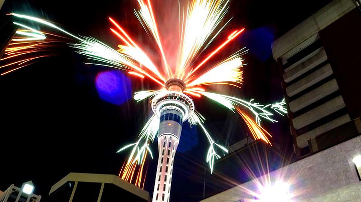 "远远看着Sky Tower绽放的烟火，心里默默期待着更加精彩的一年_天空塔"的评论图片