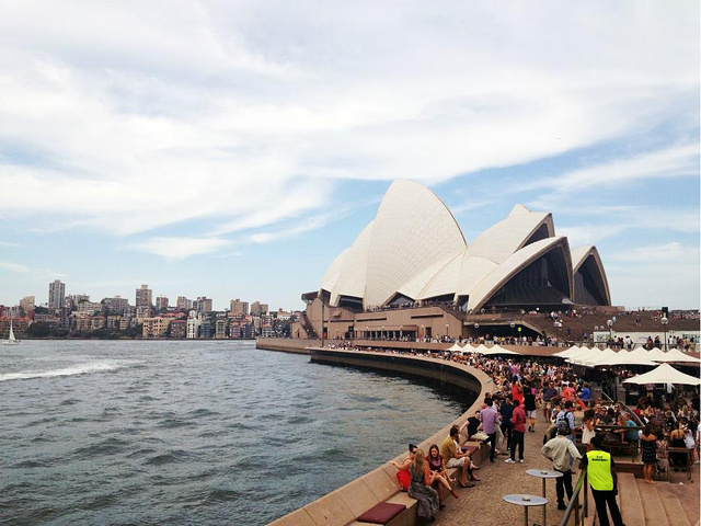 特色的建筑之一也是世界著名的表演艺术中心已成为悉尼市的标志性建筑
