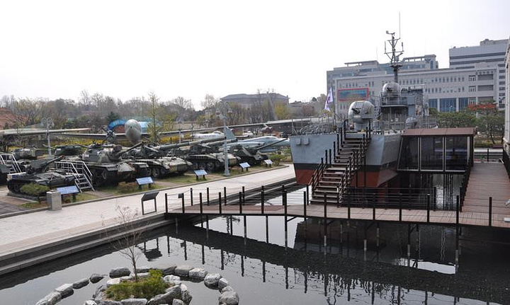 2017都是韩朝战争时候留下来的武器, 看着很壮