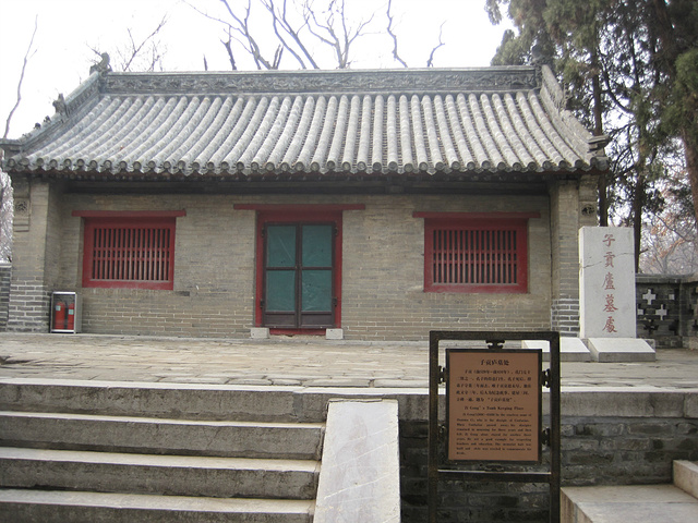 很大,可以租电动车或者坐游览车,占地3000亩,很消耗体力的活动颜回庙