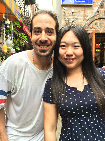 在一家外国人开的卖烤肠的店,点杯天使之吻,吃