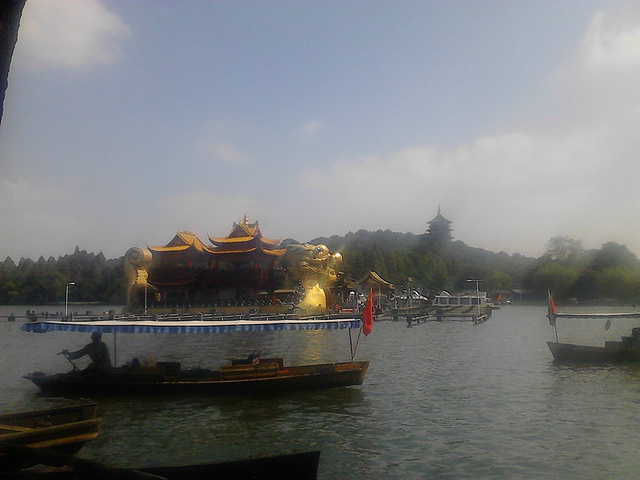 龙翔桥,下车后走一段路就到西湖边上了,西湖是敞开的,没有大门,各个