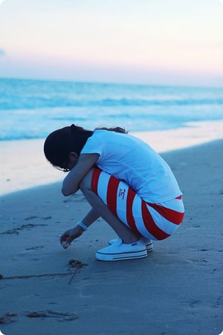 从那遥远海边,慢慢消失的你, 本来模糊的脸,竟然渐渐清晰.